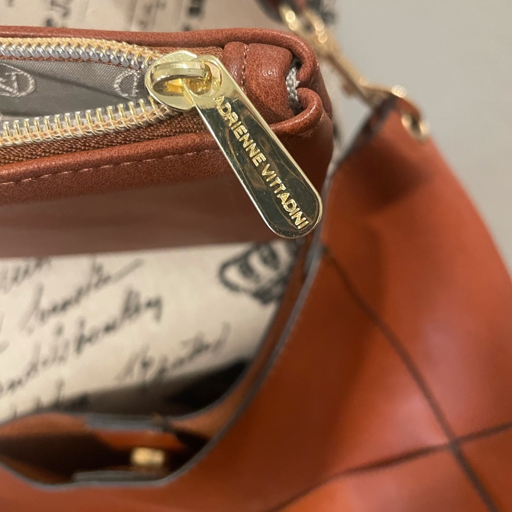 Handbag & Wallet - Picture 3 of 14